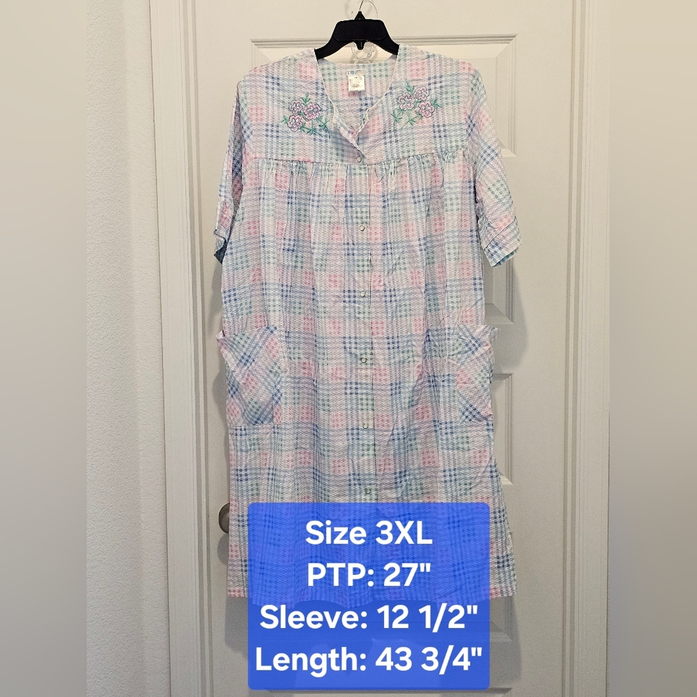 Simply Basic Checkered Design House Coat/Robe, Eu… - image 1